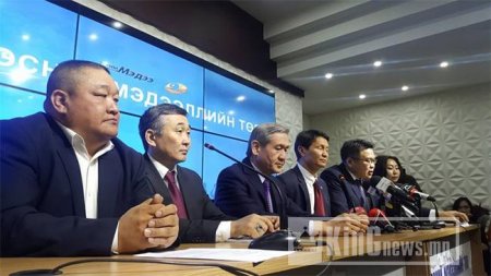Төрийн сэнтий рүү улайрч, ард иргэдийн хүслээр тохуурхагч