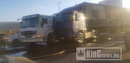 Том оврын автомашинууд мөргөлдөж их хэмжээний түлш асгарчээ