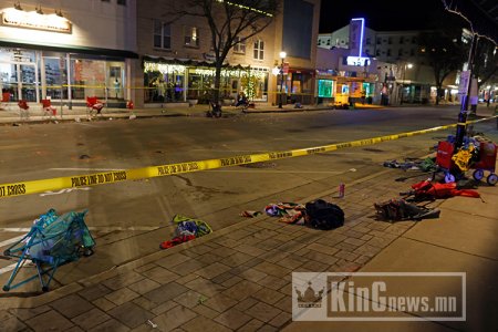 Зул сарын баярын жагсагчдыг жийп машин дайрсны улмаас 5 хүн нас барж, 40 хүн шархаджээ