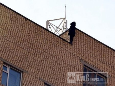 Согтуурсан үедээ дөрвөн давхраас үсрэхийг завджээ